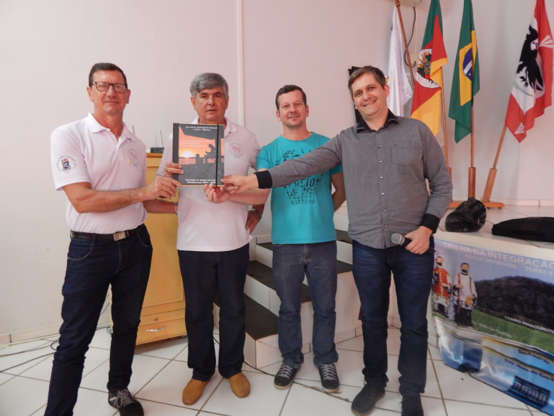 PROFESSOR SERGIO VENTURINI REALIZADA PALESTRA SOBRE A HISTORIA DAS MISSÕES