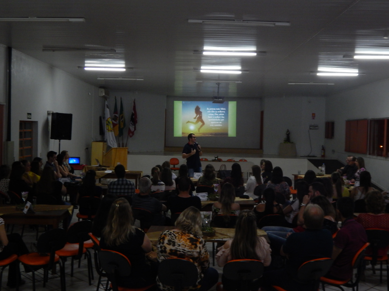 SECRETARIA DE EDUCAÇÃO FAZ HOMENAGEM AOS PROFESSORES E AOS FUNCIONÁRIOS DA REDE MUNICIPAL