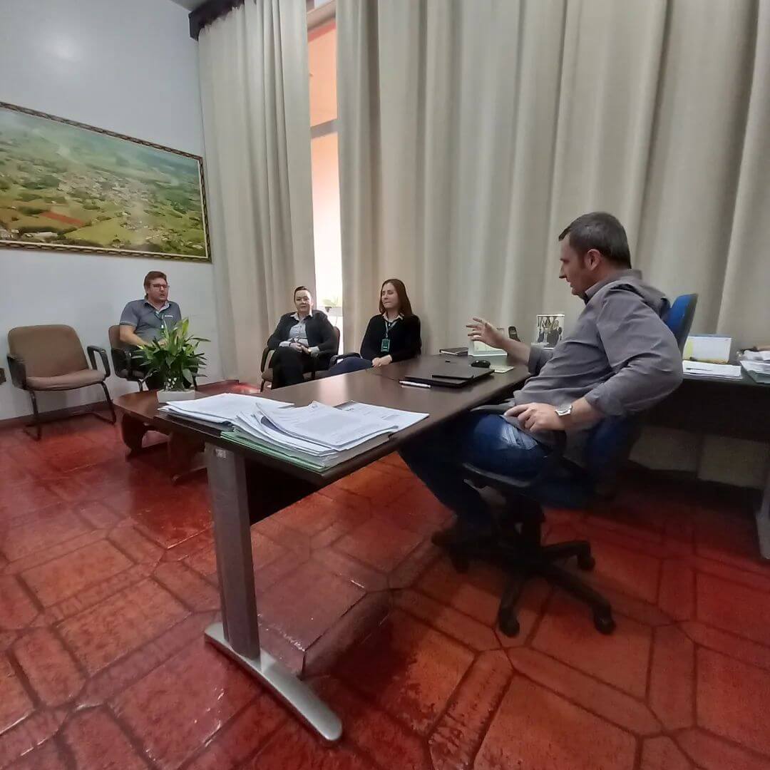 COMITIVA DA CRESOL VISITAM PREFEITO