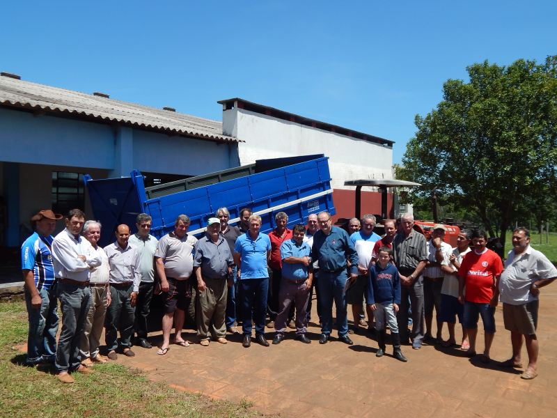 ADMINISTRAÇÃO MUNICIPAL ENTREGA EQUIPAMENTOS À ASSOCIAÇÃO DE PRODUTORES