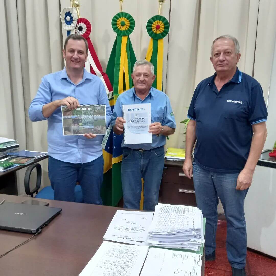 PREFEITO MUNICIPAL RECEBE RELATORIO DE ATIVIDADES DE 2022 DO ESCRITÓRIO DA EMATER