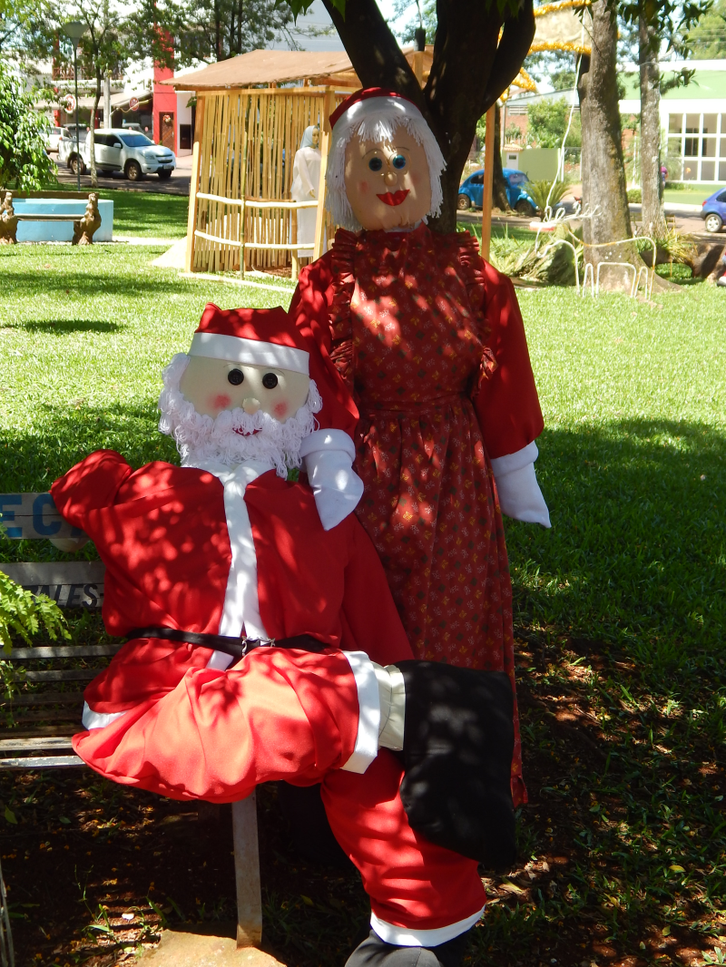 DECORAÇÃO DE NATAL COMEÇA A SER MONTADA