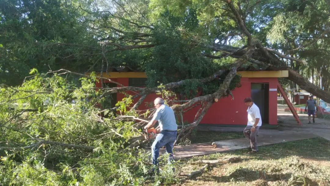 MUTIRÃO DE LIMPEZA NA PRAÇA TIRADENTES