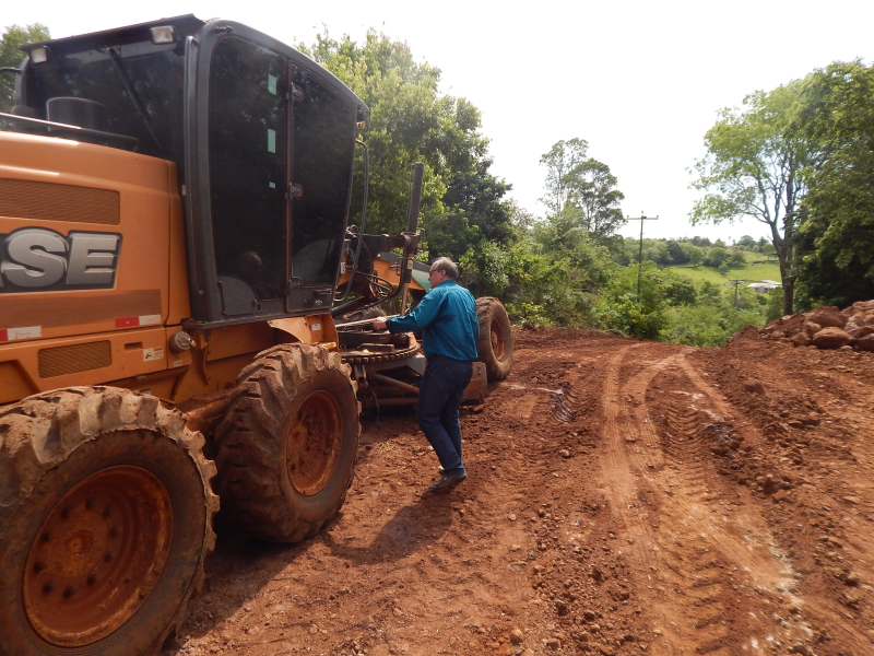 SECRETARIA DE OBRAS REALIZA MELHORIAS NAS ESTRADAS DO INTERIOR 