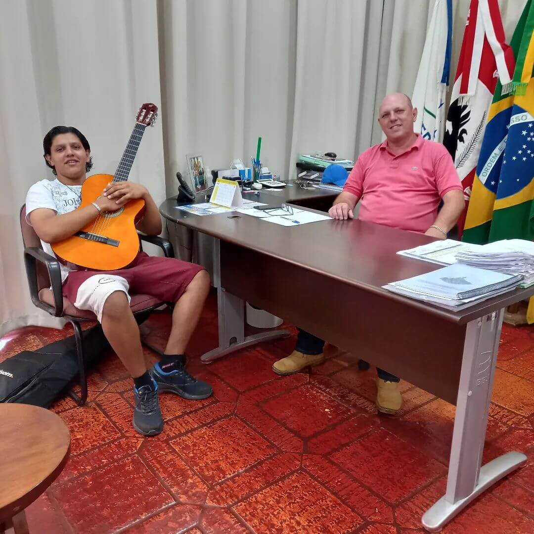 PREFEITO EM EXERCÍCIO RECEBE VISITA NO GABINETE