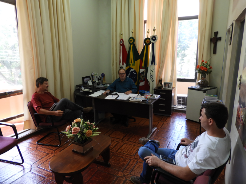 ADMINISTRAÇÃO MUNICIPAL SE REÚNE COM SINDICATO DOS TRABALHADORES RURAIS DE ROQUE GONZALES