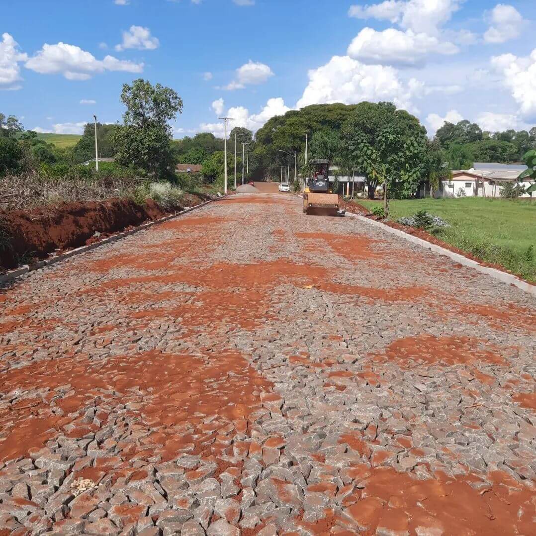 PRIMEIRA COMPACTAÇÃO DO CALÇAMENTO NO DISTRITO DE DONA OTÍLIA