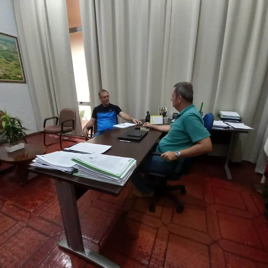 NOVO PÁROCO VISITA O GABINITE DO PREFEITO 