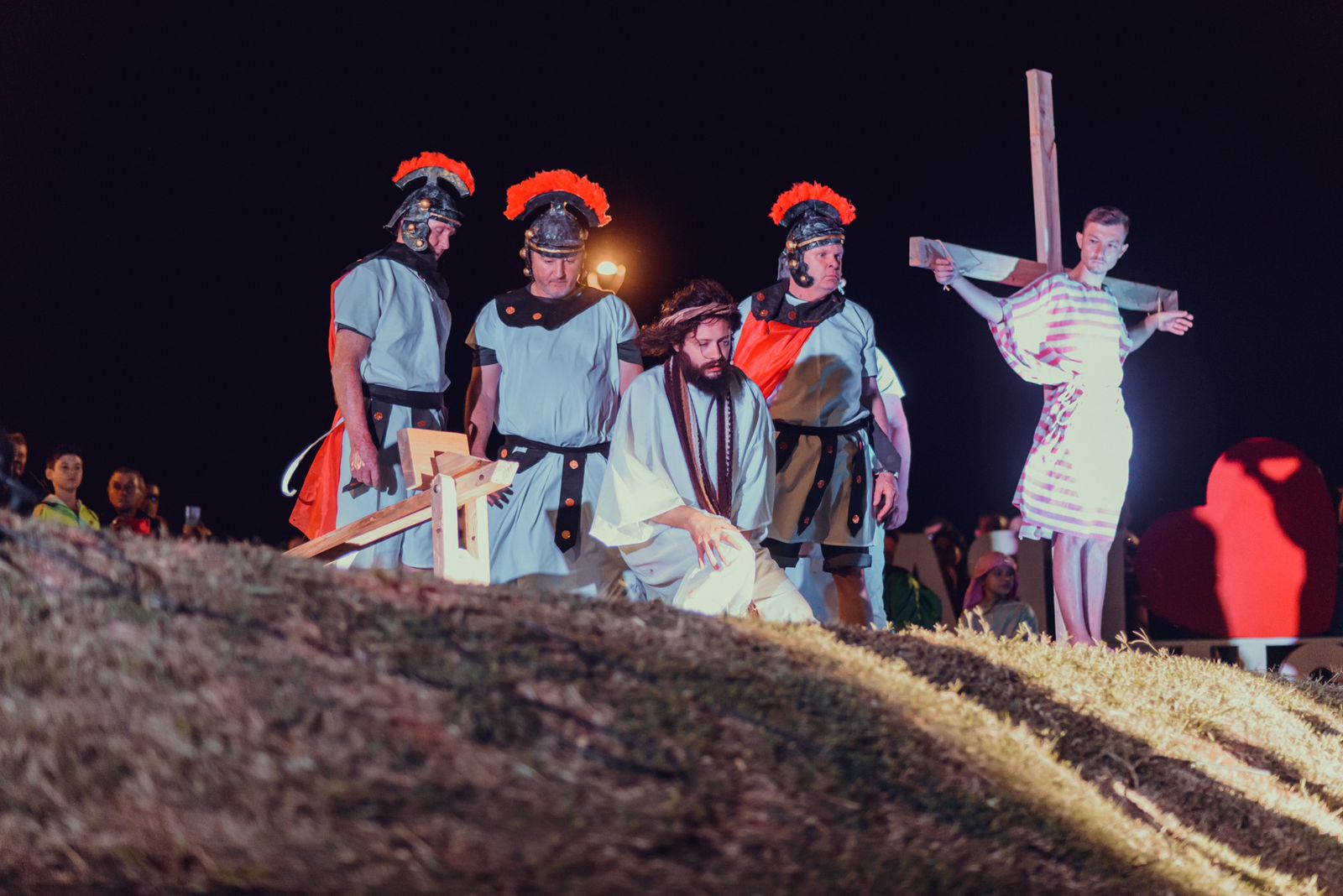 EMOÇÃO É A PALAVRA QUE DEFINE O ESPETÁCULO DA "PAIXAO DE CRISTO"