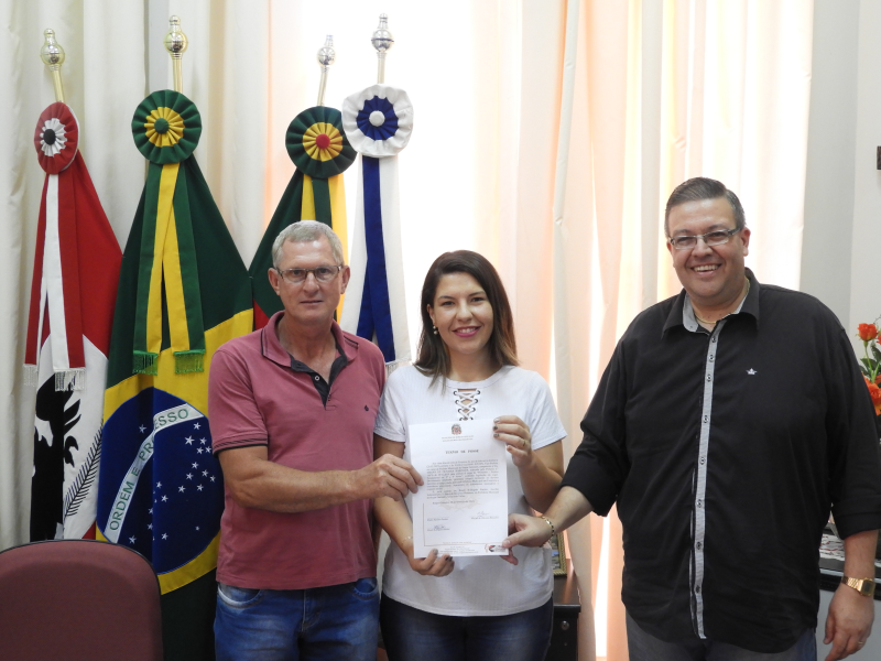 NOVOS SERVIDORES MUNICIPAIS SÃO EMPOSSADOS