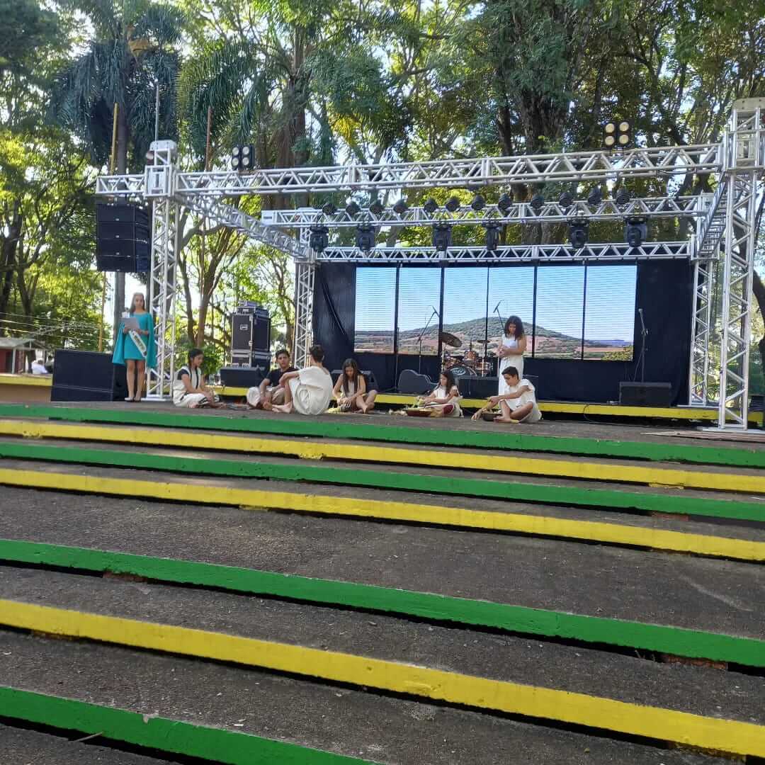 ESTUDANTES DE ROQUE GONZALES DÃO SHOW EM APRESENTAÇÕES CULTURAIS E ARTÍSTICAS NO DIA DO MUNICÍPIO