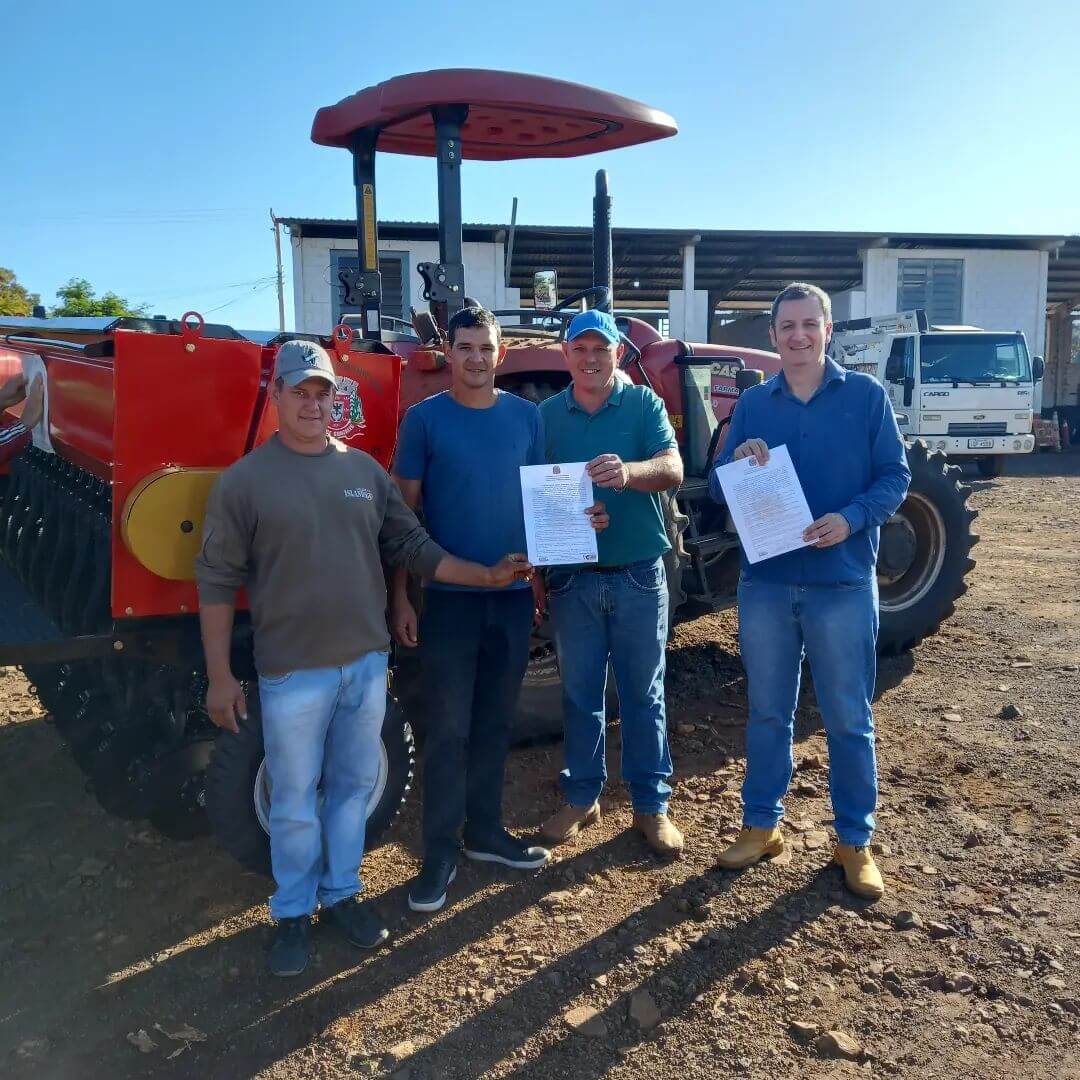 PREFEITURA REALIZOU ENTREGA DE SEMEADEIRA PARA AGRICULTORES DO MUNICÍPIO