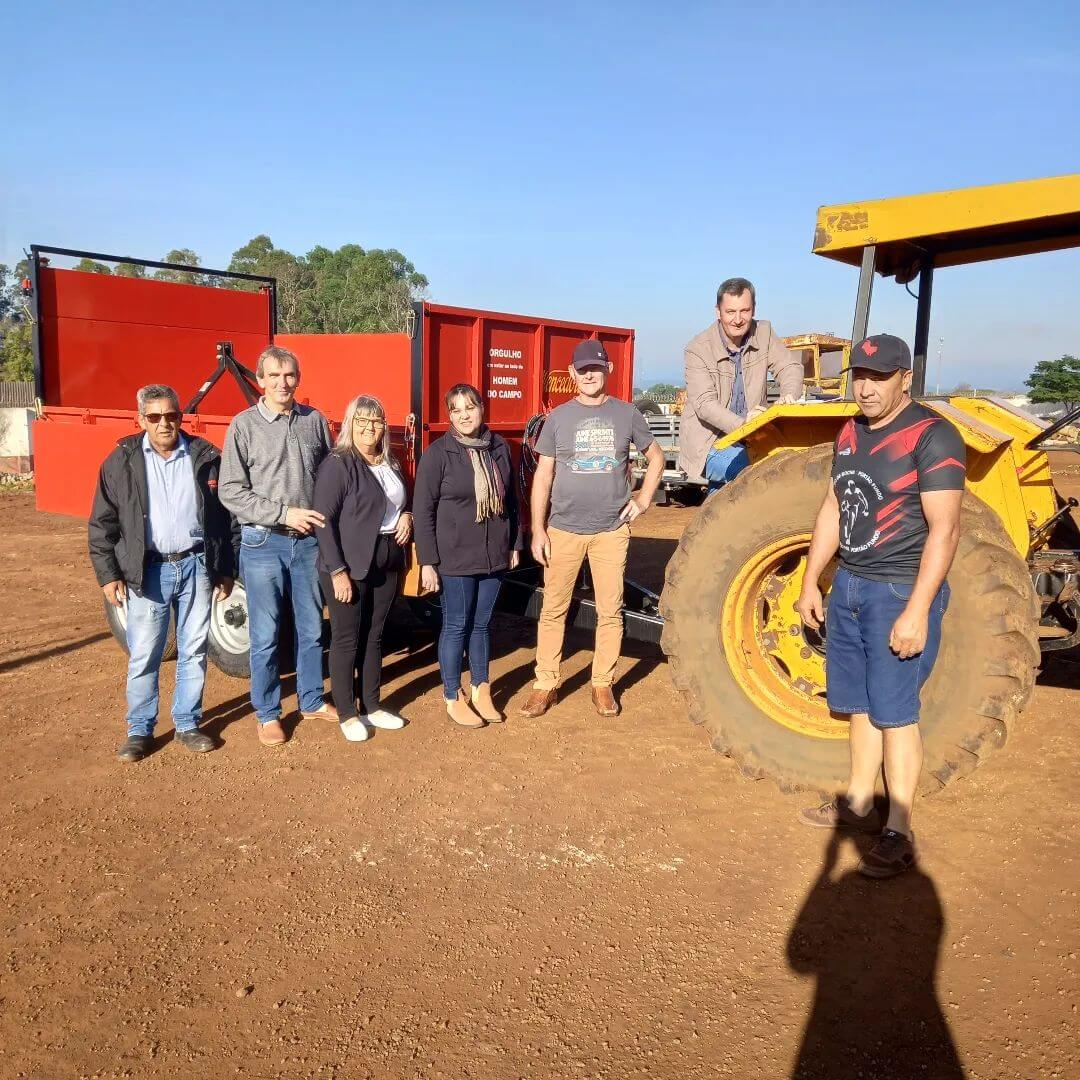 PREFEITURA REALIZA ENTREGA DE EQUIPAMENTOS AGRÍCOLAS PARA A COMUNIDADE DONA OTÍLIA