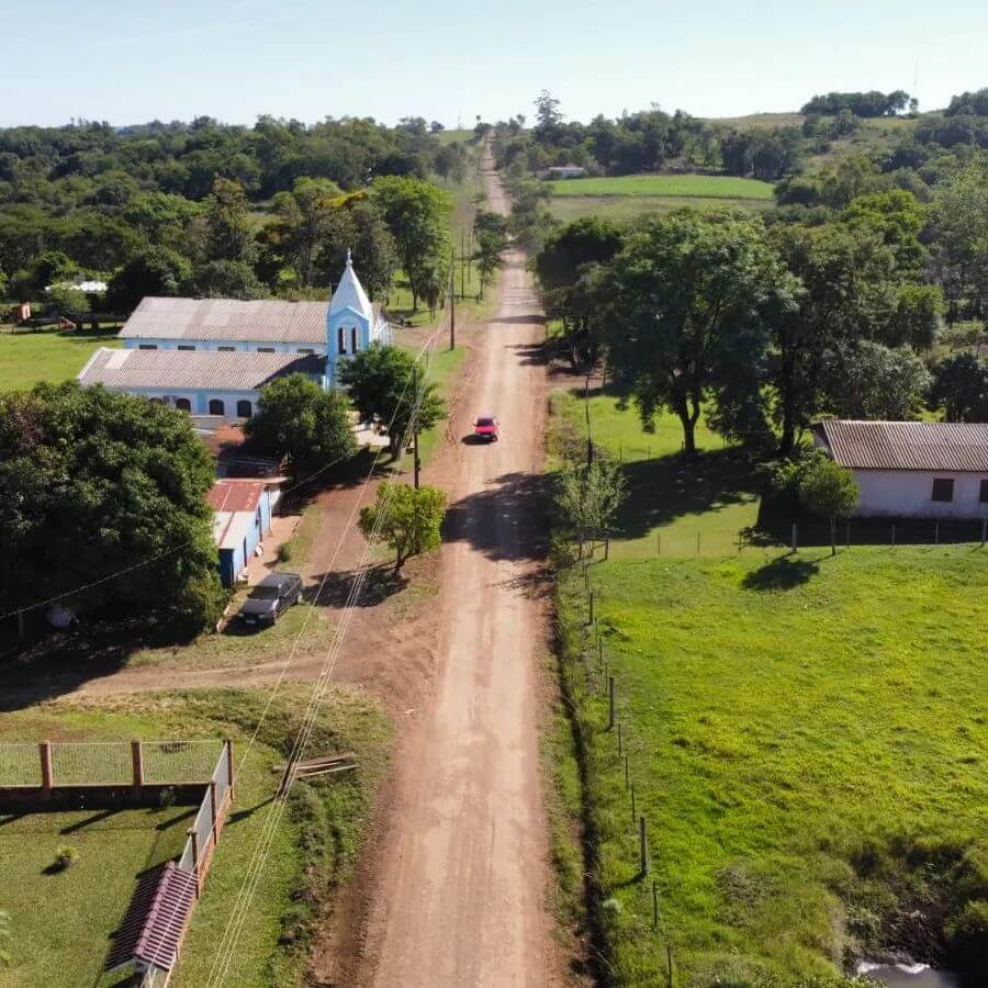 OBRAS DE PAVIMENTAÇÃO COM PEDRAS IRREGULARES NO INTERIOR DO MUNICÍPIO