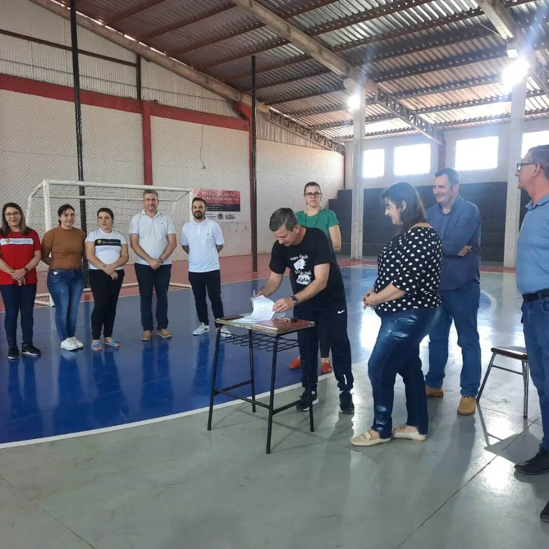 ADMINISTRAÇÃO MUNICIPAL ASSINA TERMO DE UTILIZAÇÃO DO GINÁSIO MUNICIPAL RENÊ WEBER