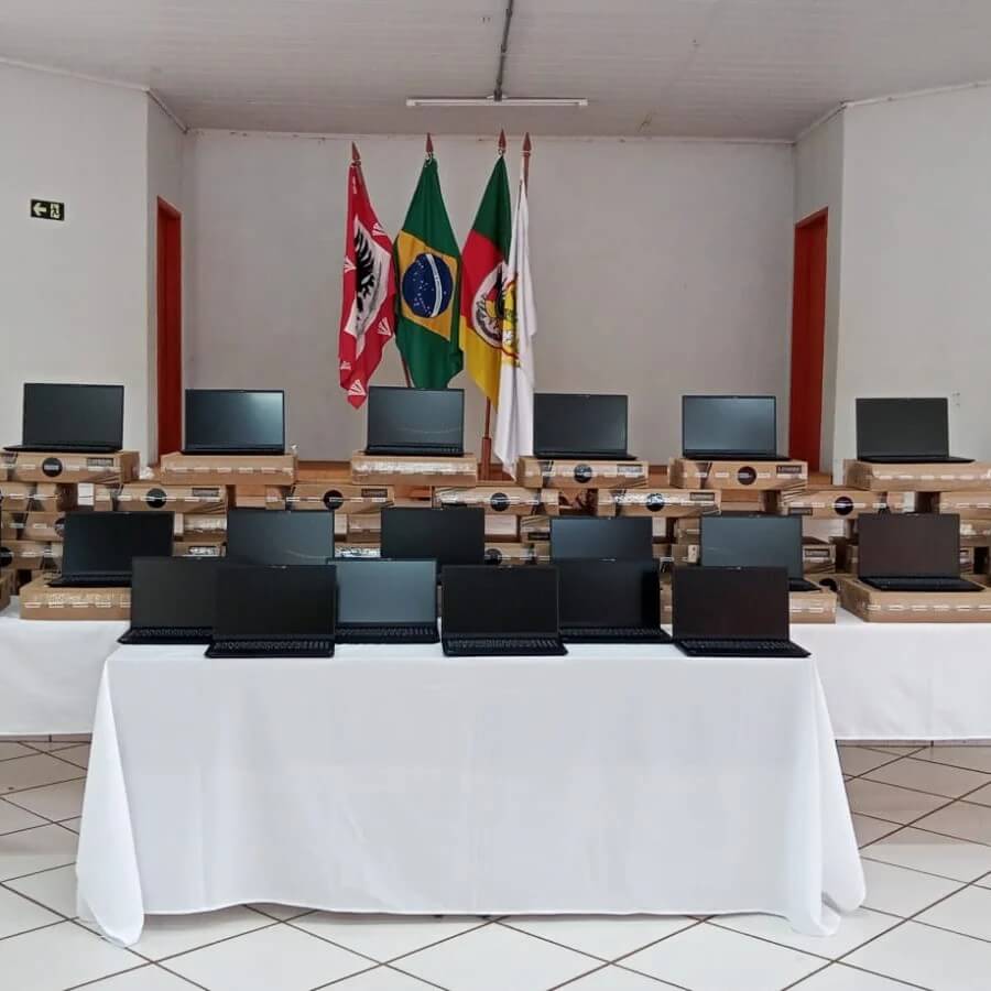 ADMINISTRAÇÃO MUNICIPAL ENTREGA NOTEBOOKS PARA A REDE MUNICIPAL DE ENSINO