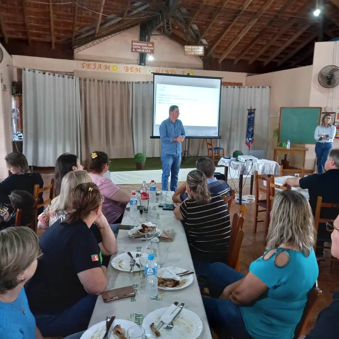 ADMINISTRAÇÃO MUNICIPAL PARTICIPA DA ENTREGA DO FUNDO SOCIAL 2023 DA SICREDI