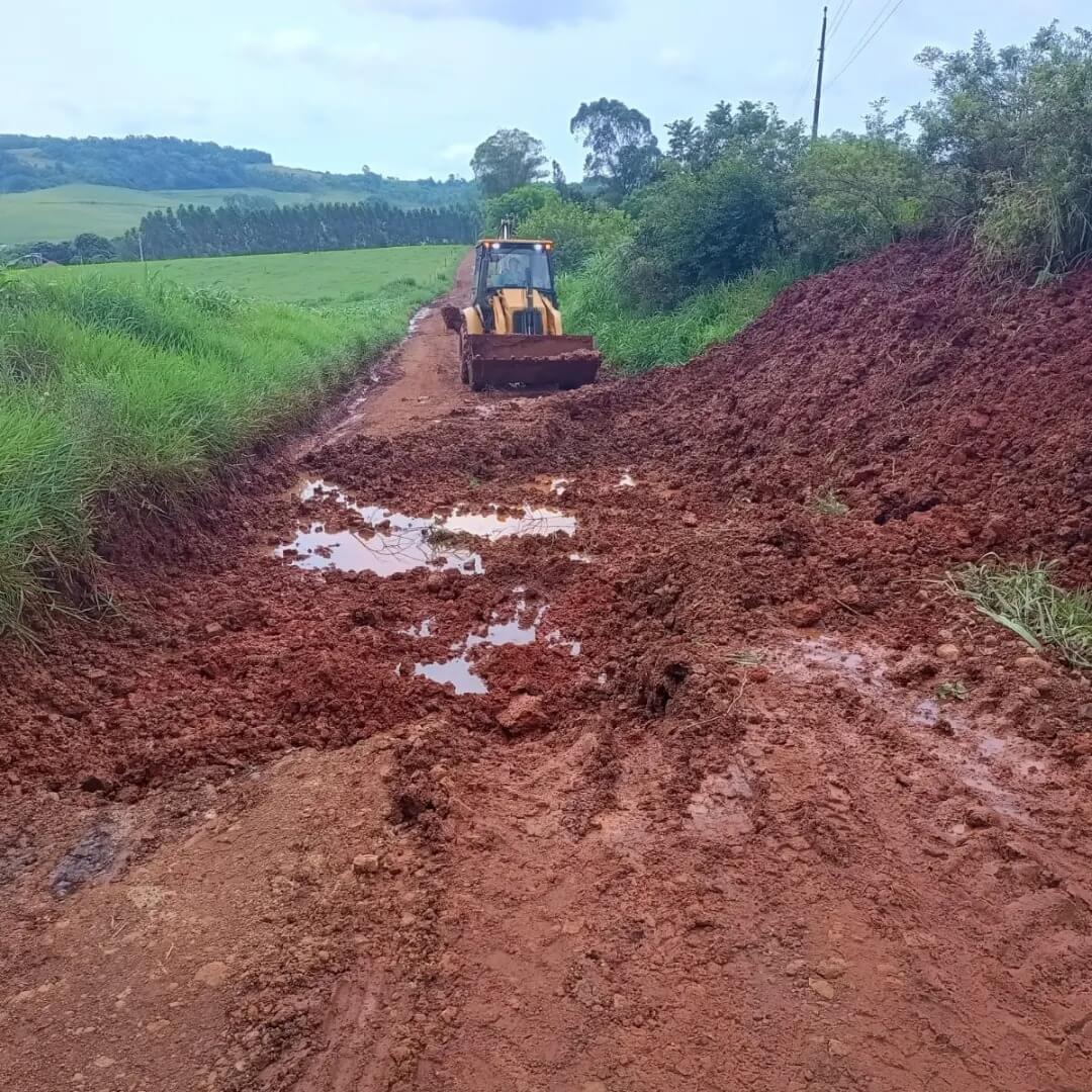 PREFEITURA SEGUE ATIVAMENTE NA RECUPERAÇÃO DAS ESTRADAS