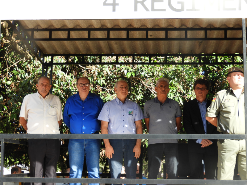 PREFEITO PARTICIPA DE SOLENIDADE ALUSIVA AO DIA DO EXÉRCITO