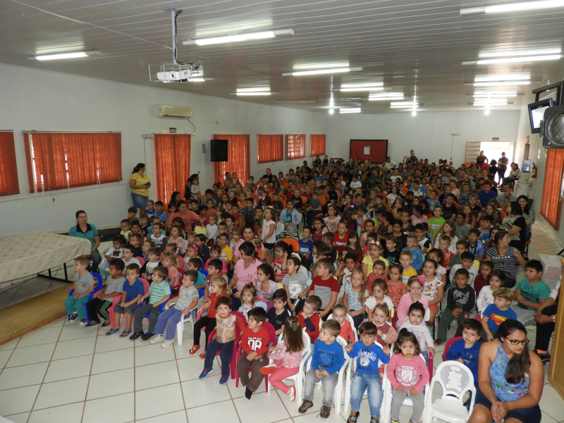 ALUNOS DA REDE MUNICIPAL PARTICIPAM DE ATIVIDADE ALUSIVA A PÁSCOA