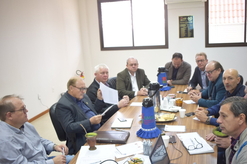PREFEITO PARTICIPA DE REUNIÃO DA DIRETORIA DA ASSOCIAÇÃO DOS MUNICÍPIOS DAS MISSÕES -  AMM