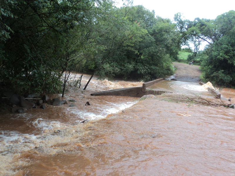 CHUVAS TORRENCIAIS ASSOLAM ROQUE GONZALES.