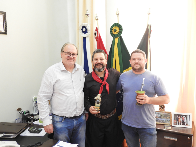 PREFEITO RECEBE VISITA DO MÚSICO EMERSON GOTTARDO