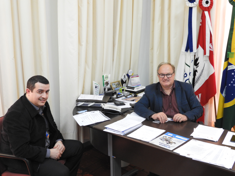 PREFEITO RECEBE VISITA DO GERENTE DA CAIXA ECONÔMICA FEDERAL