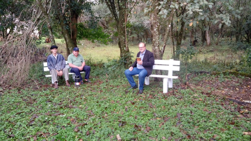 ADMINISTRAÇÃO MUNICIPAL INSTALA BANCOS NO BOSQUE POMERANO