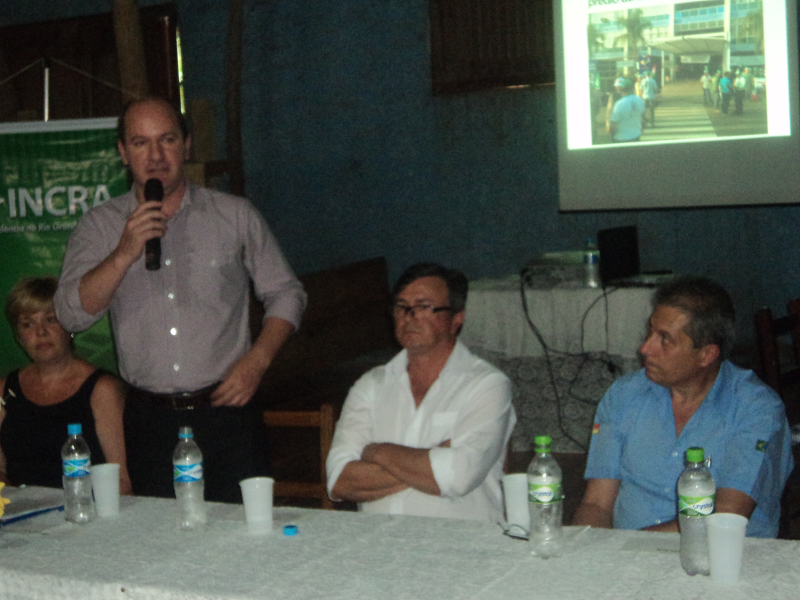 ENTREGA DE TÍTULOS DE PROPRIEDADE NA COLÔNIA LIMEIRA.