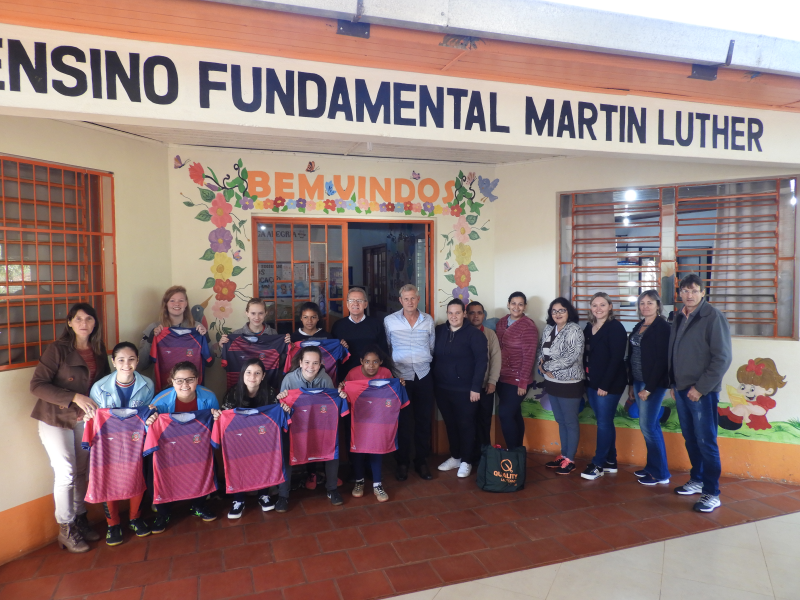 ADMINISTRAÇÃO MUNICIPAL ENTREGA UNIFORME AOS ATLETAS DA EMEF MARTIN LUTHER