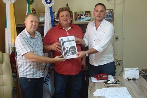 MUNICÍPIO RECEBE O PLANO MUNICIPAL DE SANEAMENTO BÁSICO.