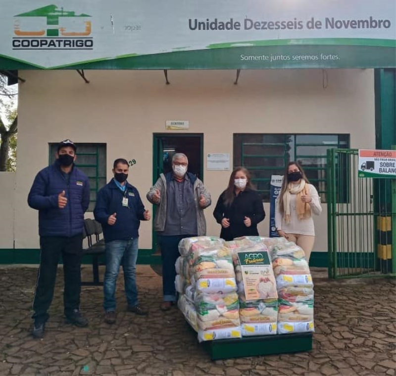 COOPATRIGO ARRECADA CESTAS E DOA AO MUNÍCIPIO.