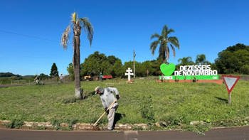 <p>Equipe do Viveiro Municipal realiza limpeza no Trevo do Arado</p>
