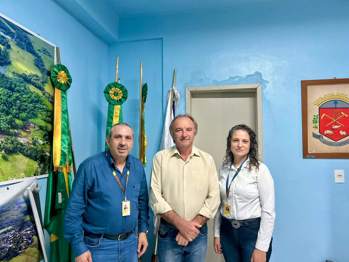 <p>Prefeito em exerc&iacute;cio recebe visita dos representantes dos Correios&nbsp;</p>