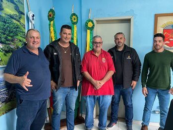 <p>AVAN&Ccedil;AM AS TRATATIVAS DAS OBRAS DE ASFALTAMENTO DA ERS-550</p>