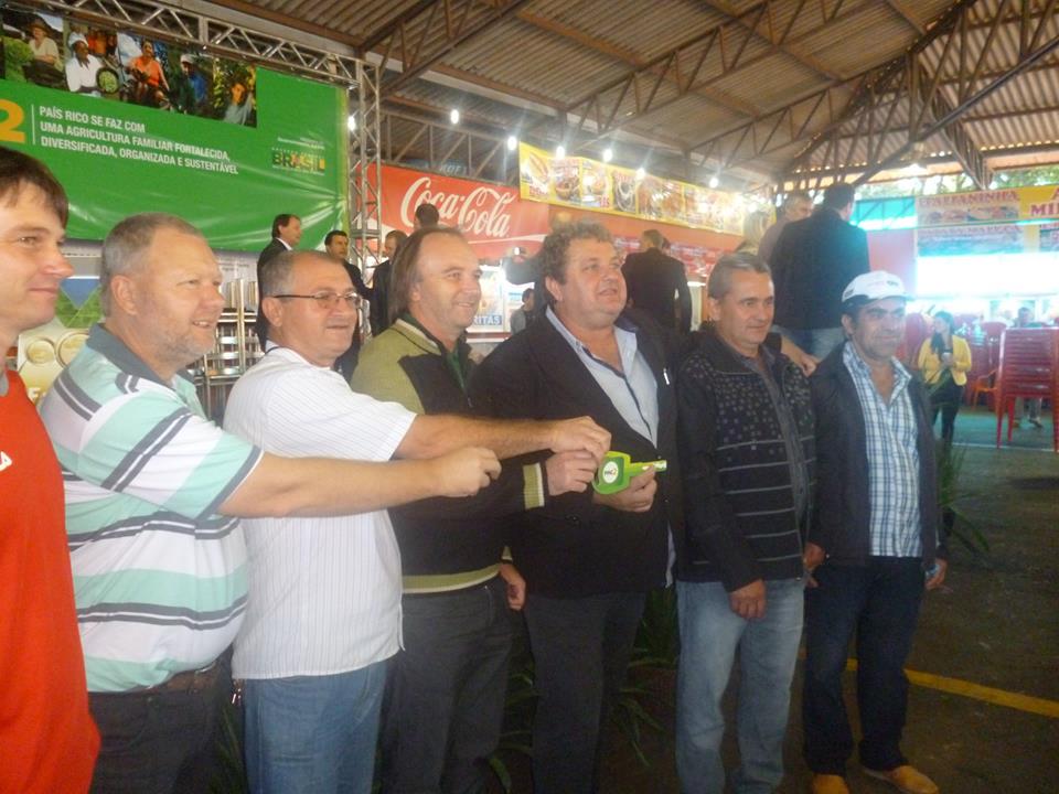 Entrega Simbolica de Motoniveladora (patrola) na FENASOJA 