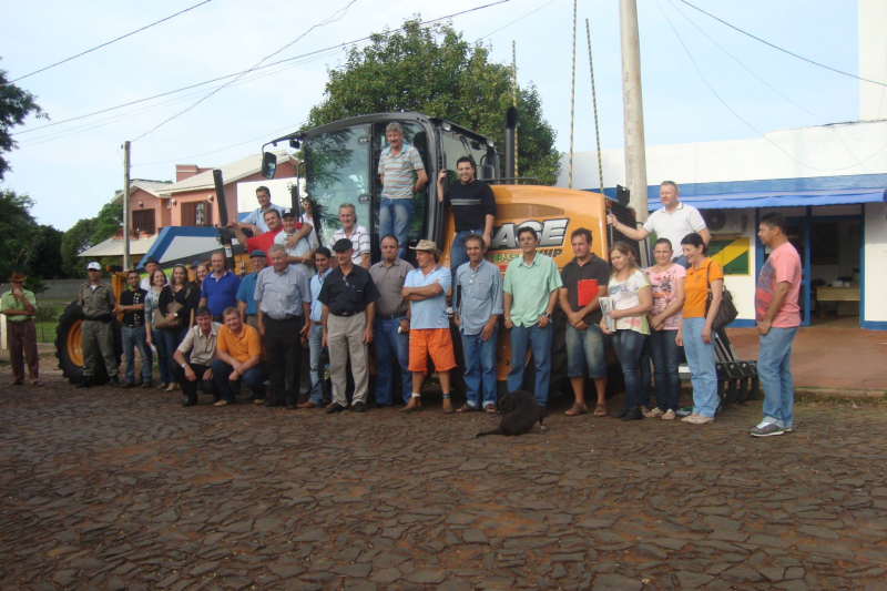 Comunidade recebendo a Patrola no Município