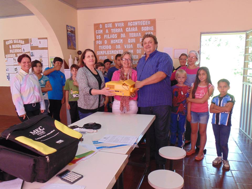 ENTREGA DE LOUSAS DIGITAIS PARA AS ESCOLAS