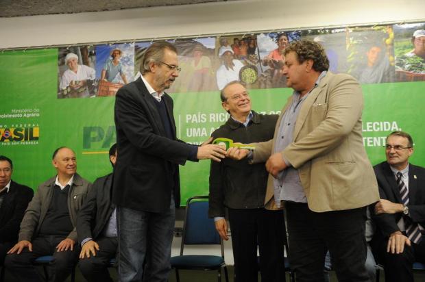 Prefeito Mico Gonzatto recebendo o caminhão basculante