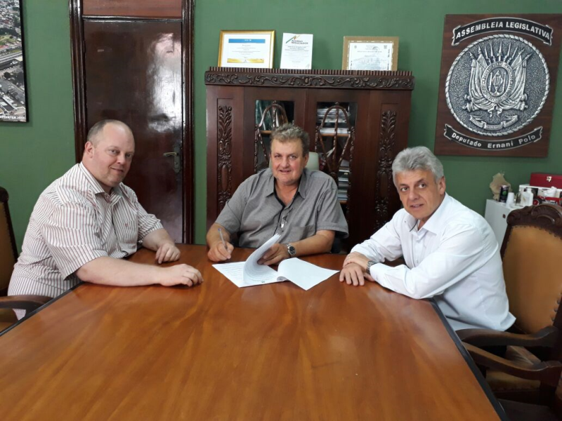PREFEITO ASSINA CONVÊNIO DA CONSULTA POPULAR 2016/2017 NA SECRETARIA DE AGRICULTURA DO ESTADO