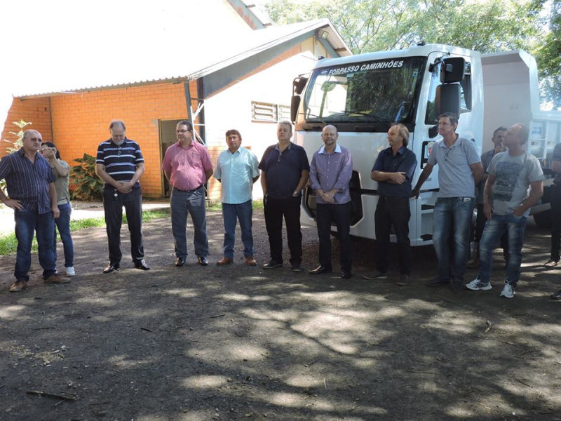 Município recebe um caminhão caçamba 0 km