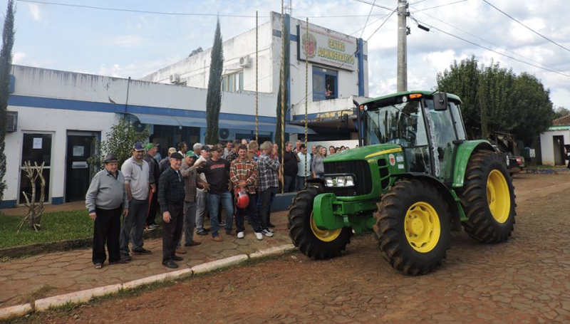 MUNICÍPIO RECEBE TRATOR NOVO 