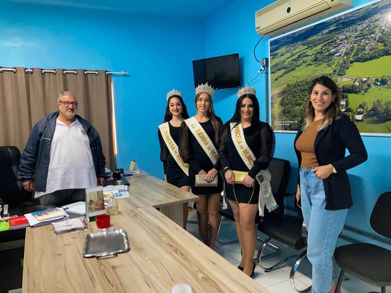 VISITA DA CORTE DE SOBERANAS DE ROQUE GONZALES AO GABINETE DO PREFEITO 