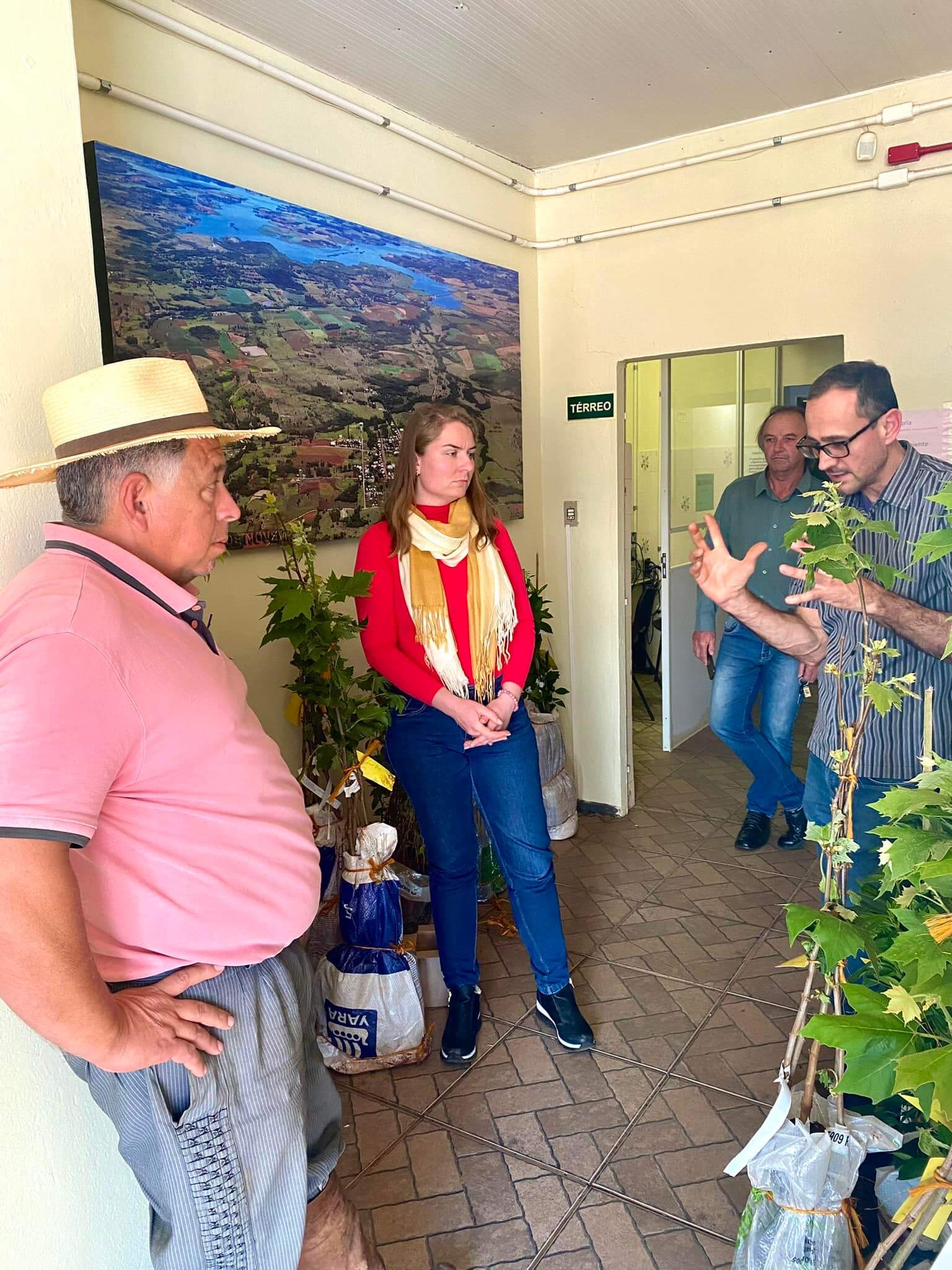 PREFEITURA FAZ A ENTREGA DAS MUDAS DE ÁRVORES FRUTÍFERAS COM ASSISTÊNCIA TÉCNICA.
