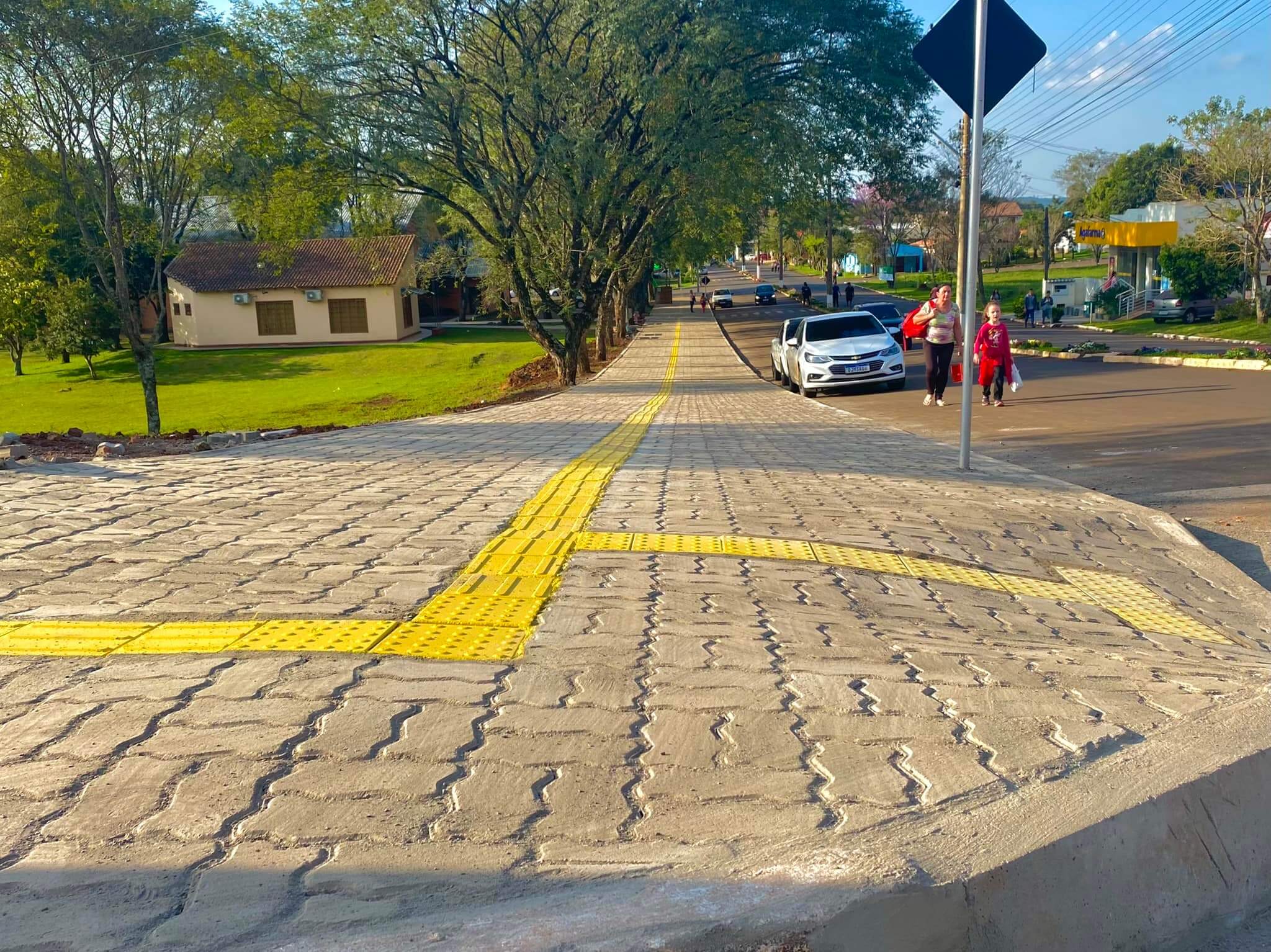 SERVIÇO DA CALÇADA ENTORNO DA PRAÇA MUNICIPAL HUGO HOff FINALIZADO!