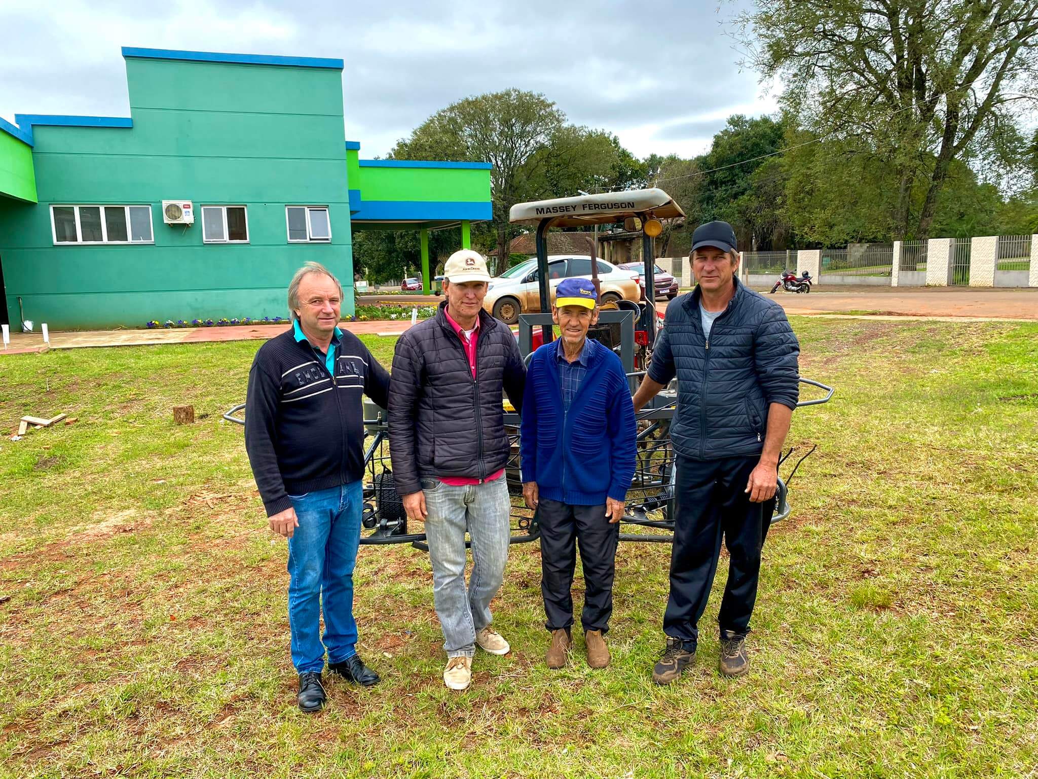ENTREGA DE EQUIPAMENTO AOS AGRICULTORES