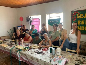 <p><strong>🧶 Curso de Macram&ecirc; incentiva qualifica&ccedil;&atilde;o e gera&ccedil;&atilde;o de renda em Rolador.</strong></p>