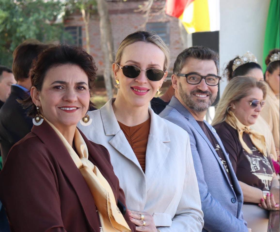 <strong><em>ROLADOR VIVENCIA DESFILE C&Iacute;VICO EM CELEBRA&Ccedil;&Atilde;O &Agrave; HIST&Oacute;RIA, &Agrave; CULTURA E AO CIVISMO</em></strong>