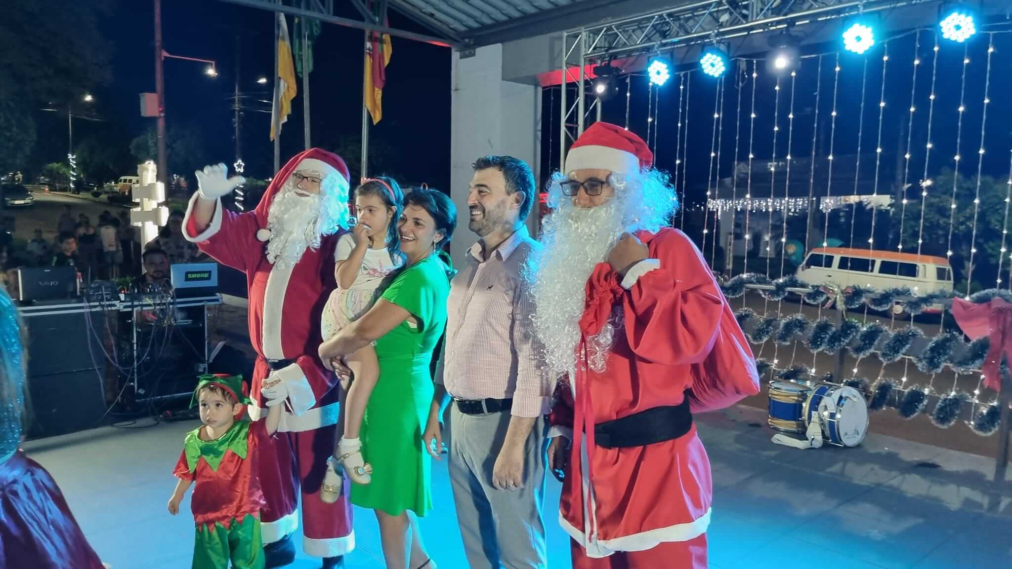 CHEGADA DO PAPAI NOEL, ACENDIMENTO DAS LUZES E APRESENTAÇÕES DAS ESCOLAS MARCAM ABERTURA DO NATAL ENCANTADO 2023